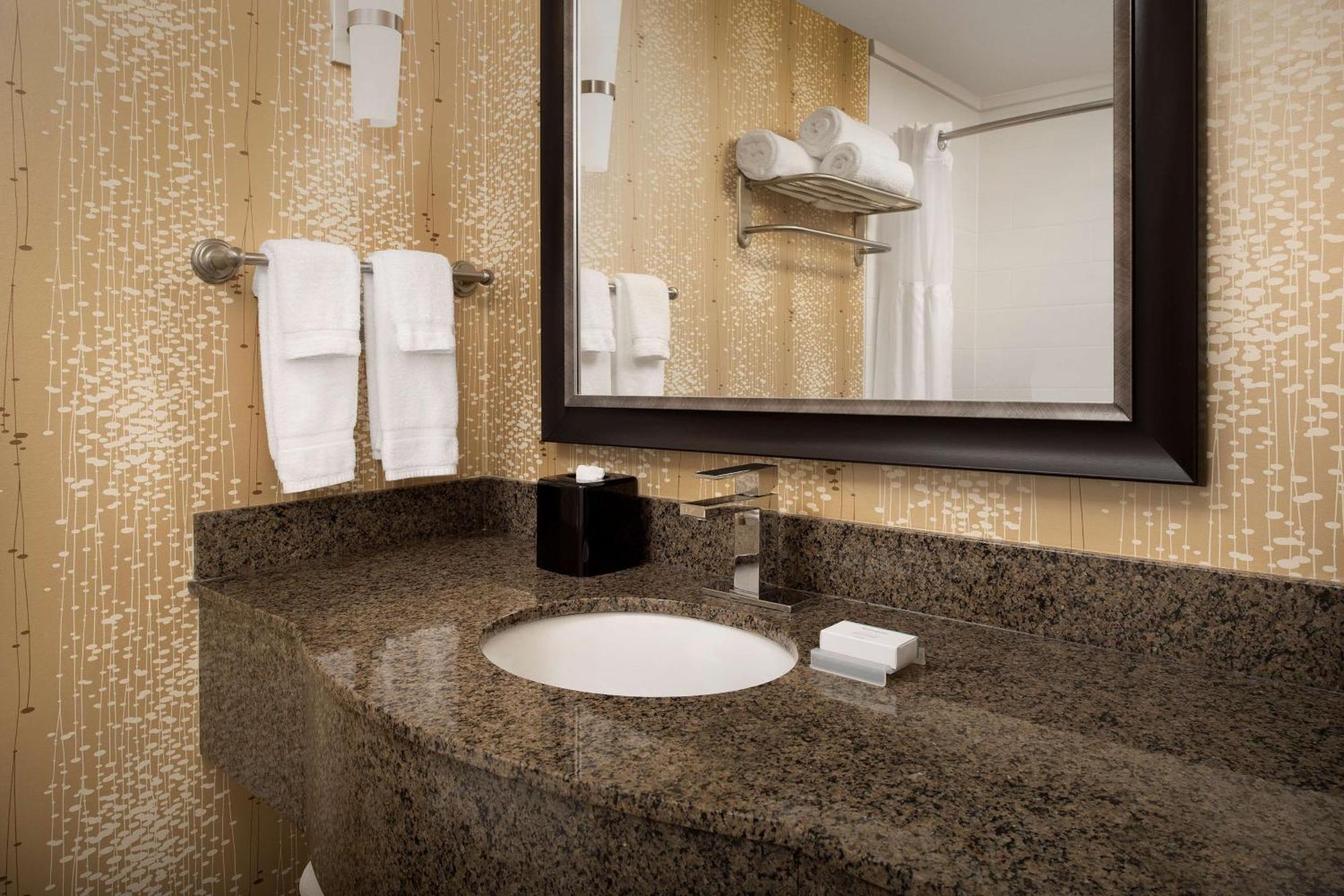 Hilton Garden Inn Charlotte/Муурсвил Екстериор снимка