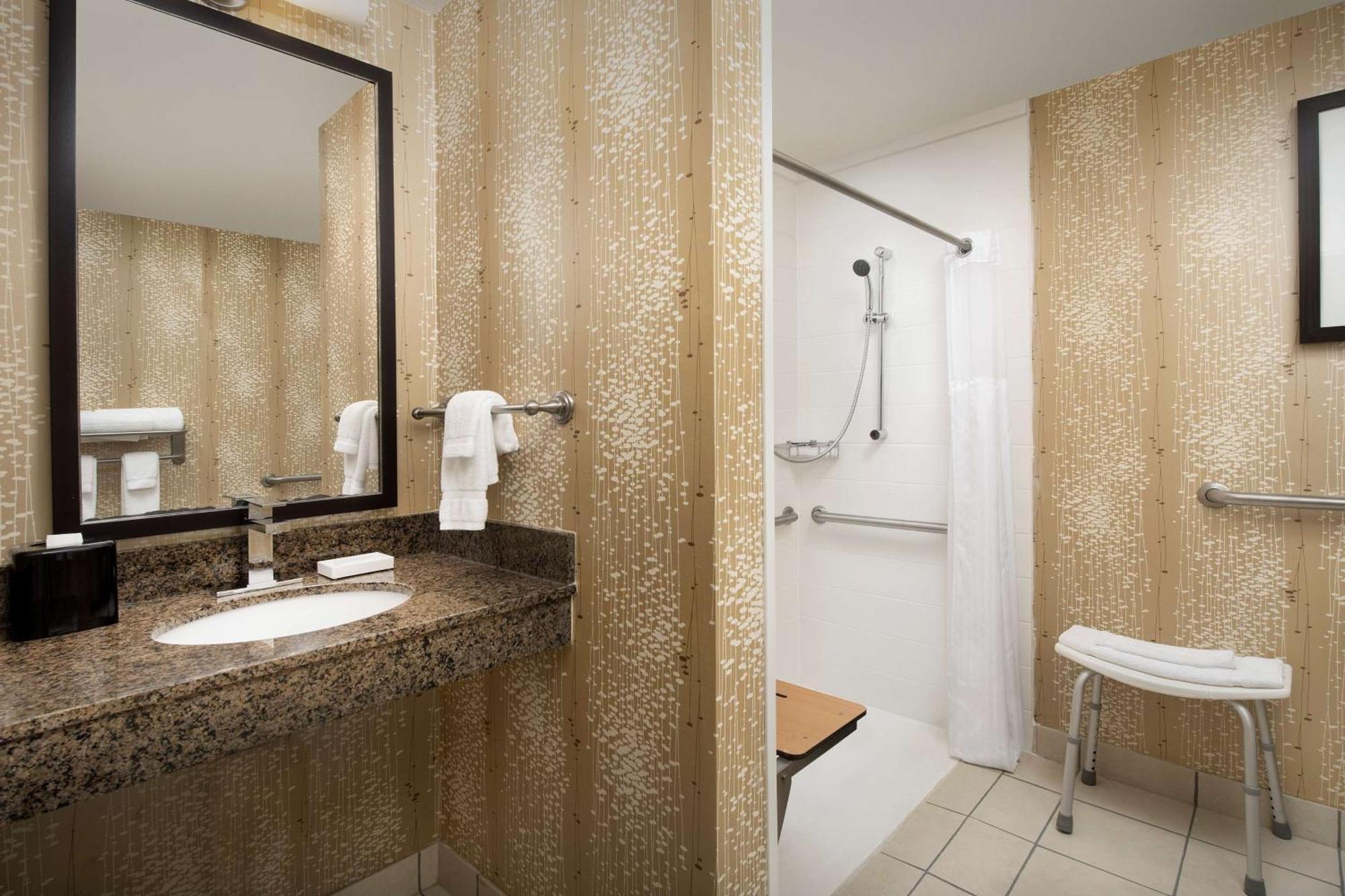 Hilton Garden Inn Charlotte/Муурсвил Екстериор снимка